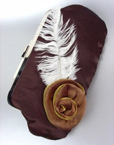 ÚNICO Sex & the City Marrón Flor Satinada Aplique Pluma Blanca Bolso de Mano - Imagen 1 de 4