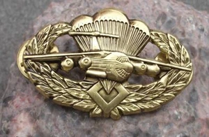 Russian Parachute Ilyushin Il-76 Transport Aircraft Skydive Laurels Pin Badge - Picture 1 of 2
