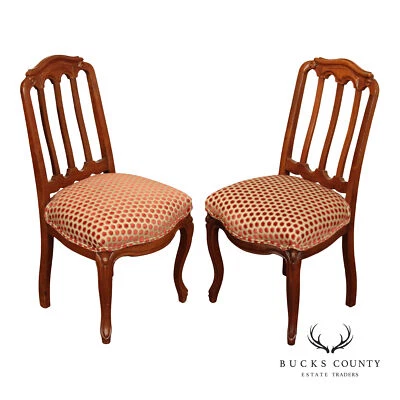 Par de sillas laterales francesas estilo Luis XV talladas en nogal Foto 1 de 4