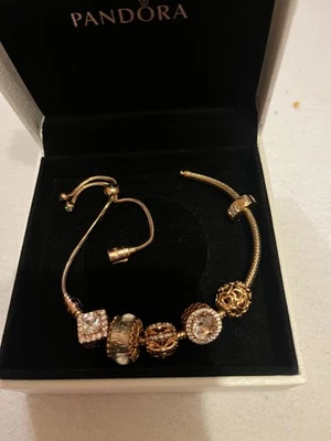 ARMBAND  *PANDORA*  rosegold mit Charms *gut erhalten* - Bild 1 von 2