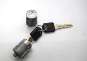 fits 1988 / 1994 Chevy gmc Chevrolet truck suburban door lock set keys  - Picture 1 of 3
