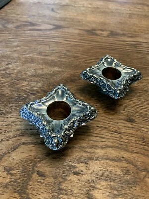 "Antiguo par de candelabros de velas plateadas sobre cobre patrón de reposo de 2"" cuadrados" Foto 1 de 4