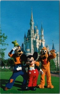 Tarjeta postal del mundo de Walt Disney de los años 70 Mickey Mouse Plutón y Goofy / Castillo - SIN USAR - Imagen 1 de 2