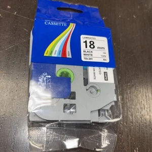 Schriftband KASSETTE laminiert 18 mm schwarz auf weiß VERSIEGELT für Brother P-Touch NEU - Bild 1 von 4