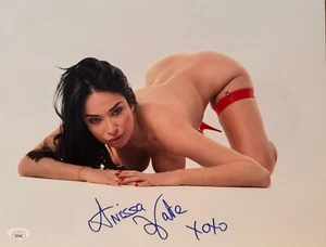Anissa Kate autografiada 11 x 14 arrodillada en la cama - Imagen 1 de 1