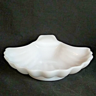 Plato de joyería de baratija festoneada de vidrio de leche blanco vintage usado en excelente estado Foto 1 de 4