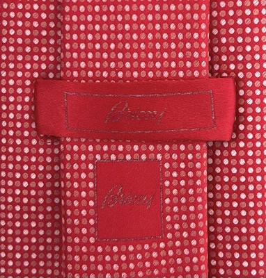 Corbata Brioni. 100% seda.  Hecho en Italia. Auténtico. Color frambuesa. Foto 1 de 4