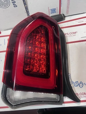 Chrysler 300 2015-2023 luz trasera LED negra lado del conductor OEM Foto 1 de 4