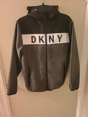 Jaqueta DKNY com capuz GG preta cinza soletrar zíper completo bom estado - Imagem 1 de 3