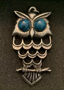 Colgante vintage de búho de peltre con ojos de cabujón turquesa sintética - Imagen 1 de 3