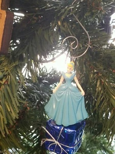 NEW DISNEY CINDERELLA ONTOP OF PRESENT CHRISTMAS ORNAMENT DELUXE SPIRAL HOOK - Picture 1 of 4