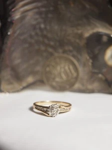 9CT YELLOW GOLD NATURAL DIAMOND TWIST CLUSTER RING - 19 DIAMOND ! - Picture 1 of 8