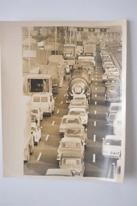 Huelga ferroviaria causa atasco de tráfico túnel Blackwall Londres - Foto de prensa 1973 - Imagen 1 de 2