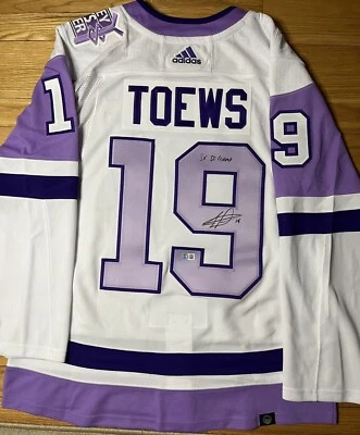 Camiseta Auténtica Firmada por Jonathan Toews Hockey Fights Cáncer Talla 50 Beckett Witnes Foto 1 de 2