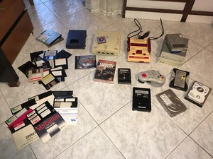 LOTTO RETRO GIOCHI E CONSOLE FLOPPY 5.25 HDD VINTAGE NINTENDO, DREAMCAST, AMIGA - Afbeelding 1 van 14
