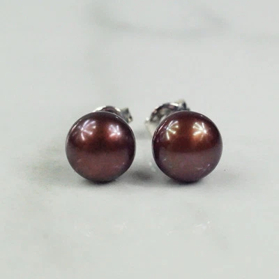 Aretes Honora de plata de ley marrón chocolate de 7,7 mm de perlas genuinas Foto 1 de 4