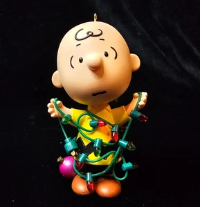 2021 Hallmark Keepsake PEANUTS Charlie Brown ALL TANGLED UP Limited Ornament NEU - Bild 1 von 16