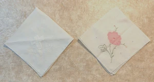 De Colección 2 Pañuelos Bordados Florales de Lino Rosa sobre Blanco y Blanco sobre Blanco 12" Años 80 - Imagen 1 de 8