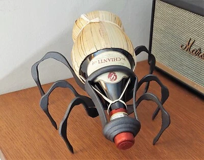 Porta Fiasco "Ragno" Porta Vino, Portabottiglie artistico in ferro battuto  - Immagine 1 di 4