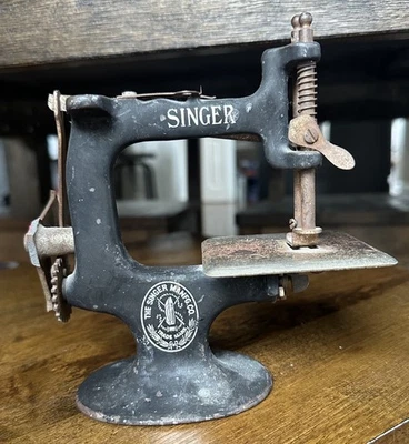 MÁQUINA DE COSER CANTANTE MINIATURA VINTAGE MINI MÁQUINA DE COSER MANIVELA INFANTIL Foto 1 de 4