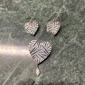 Juego de Pendientes y Broches de Colección Plata de Ley Perla Grabada Corazón Firmado por Artista - Imagen 1 de 7