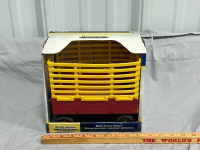 New Holland Bale Throw Barge Wagon 1:16 Steel Metal Red & Yellow ERTL NIB - Image 1 of 4