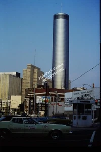Atlanta 1980 35 mm Slide The Westin Peachtree Plaza y Taxi Street View EE. UU. - Imagen 1 de 3