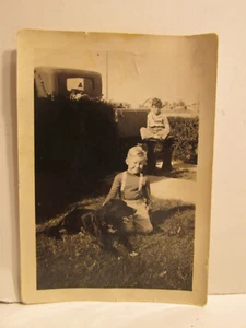 FOTOGRAFIA VINTAGE TROVATA IN BIANCO E NERO ARTE VECCHIA FOTO ANNI 20 RAGAZZO TUTA CANE LABRADOR NERO - Foto 1 di 4