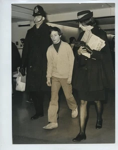 Police Investigations Stowaway Philip Davison VTG 1971 UK Photo - Picture 1 of 2