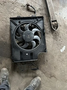 VW T5 TRANSPORTER 2007 1.9 TDI RADIATOR FAN ASSEMBLY 7H0121207 - Picture 1 of 5