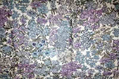 FLORES AZULES, MORADAS Y AMARILLAS SOBRE BLANCO DE NORTHCOTT - TELA 100% ALGODÓN Foto 1 de 4