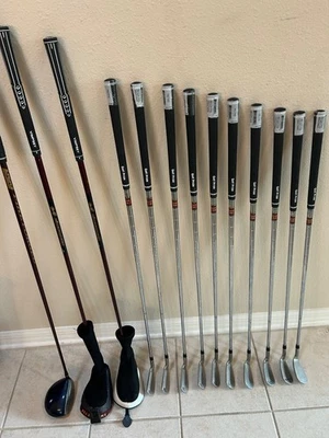 Juego de Golfsmith (Driver, Maderas e Hierros) Acero Rígido/Grafito Nuevas Empuñaduras Bonitas (Diestro) Foto 1 de 4