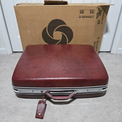 Vintage 70s RED Samsonite Silhouette II Hard Suitcase in Box - Image 1 of 4