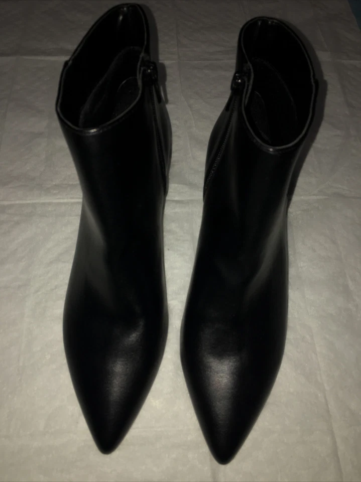 BOTÍN TACÓN GATITO BANANA REPUBLIC NEGRO, (NUNCA CAMINÓ POR LAS CALLES). Foto 1 de 4