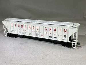 Terminal Grain TRGX1085 HO Scale 3 Bay Centerflow Covered Hopper Sioux City Iowa - Picture 1 of 11
