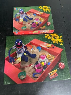 Rompecabezas de piso de 35 piezas Milton Bradley Sesame Street 1985 Grover Sandbox completo Foto 1 de 4