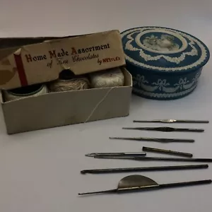 2 Vintage Sewing Items - Box of Cotton Thread + Crochet Hooks+ Meltis Box Pins - Foto 1 di 19