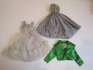 MATTEL Lotto vestiti Barbie TEATRO GIACCA VERDE #959 blu bianco abito a righe #912 - Foto 1 di 13