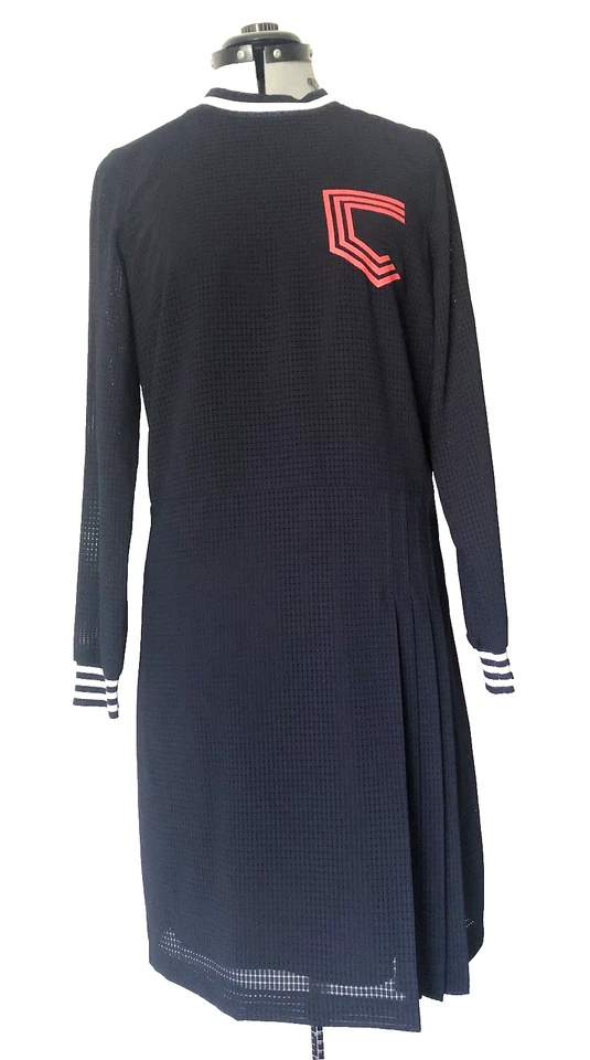 Vestido Universitario Erin Azul Marino ETCETERA con Parche Rojo C y Detalle Plisado TALLA 4.$399 Foto 1 de 4