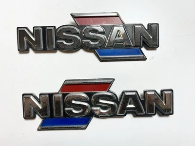 NISSAN DATSUN 720 CABINA KING 1983-1985 EMBLEMA PICK UP LOGOTIPO GUARDABARROS IZQUIERDA DERECHA Foto 1 de 4