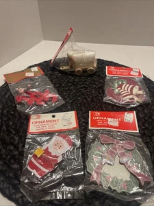 Vintage 5 Kmart Trim A Home Weihnachtsschmuck Weihnachtsmann, Kränze, Glocke, versiegelt - Bild 1 von 12