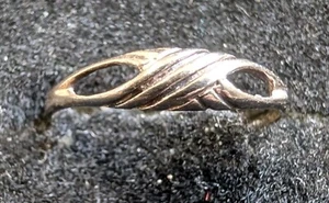 Kleiner modischer Damenring Sterlingsilber Band Band Größe 6,5 nie getragen - Bild 1 von 4