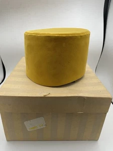 De colección Años 60 Pastillero Jackie O Mujer Sombrero Amarillo Cubo Mediados de Siglo Canario Sombrero Caja - Imagen 1 de 5