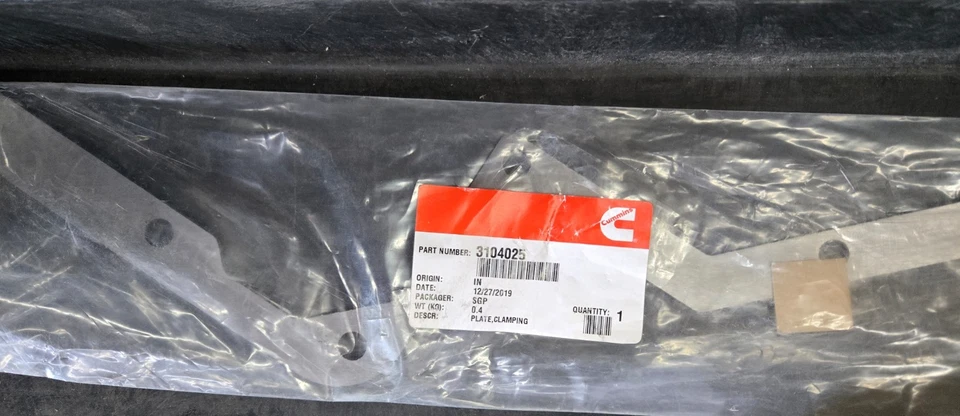 PLACA DE FIXAÇÃO CUMMINS GENUÍNA NOVA DO FABRICANTE - 3104025 - Imagem 1 de 1