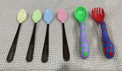 4 cucharas bebé Gerber color mezclado y 1 cuchara más y un Spork. Foto 1 de 4