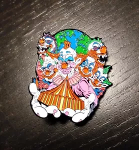 PIN - Killer Klowns from Outer Space - Metall Emaille Mützenabzeichen Horrorfilm 80er - Bild 1 von 1