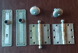 Perillas, placas y bisagras de puerta Yale and Towne-1897-SOLIDO "PLATEADO"-diseño de llave griega - Imagen 1 de 11