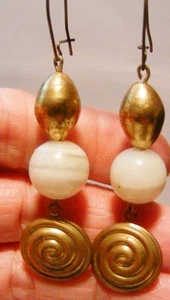 Handwerkliche durchbohrte Ohrhänger - 10 mm weiße Onyx Perlen & Messingspirale baumelt - Bild 1 von 4