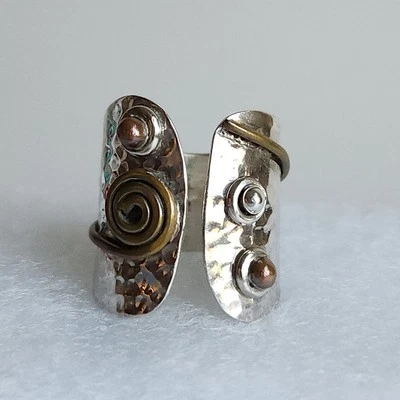 Anillo envolvente artesanal de plata de ley y latón | Tamaño ajustable 8-10 | Estampado 925 Foto 1 de 4