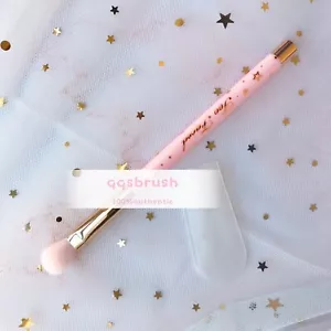 Too Faced Christmas Dream Pink Blending Brush – Authentic Brand New - Picture 1 of 4